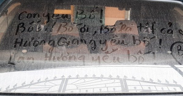 Bố định bán xe, con gái liền 'ngỏ lời yêu' trên kính xe đầy bụi