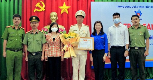 Chiến sĩ cảnh sát Đồng Nai nhận huy hiệu 'Tuổi trẻ dũng cảm' của Trung ương Đoàn