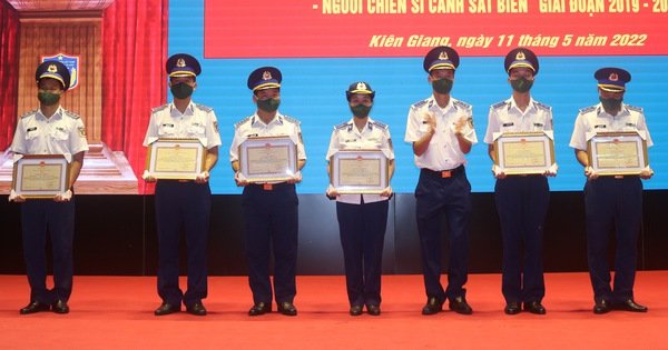 Cán bộ, chiến sĩ Vùng cảnh sát biển 4 làm sạch, dọn gần 40 tấn rác thải bờ biển