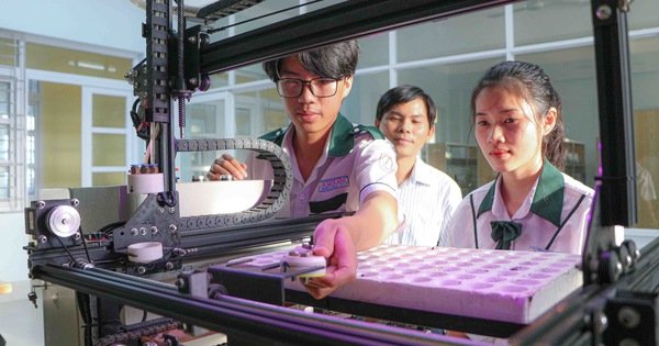 Độc đáo máy gieo hạt '2 trong 1' điều khiển qua điện thoại của học sinh lớp 11