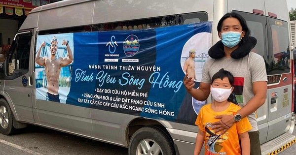 Hành trình dạy bơi miễn phí dọc sông Hồng của chàng trai từng suýt chết vì đuối nước