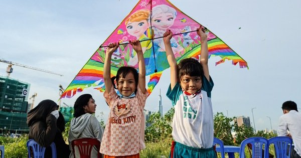 Nghỉ lễ ra 'cánh đồng diều' lộng gió đầy hương vị tuổi thơ