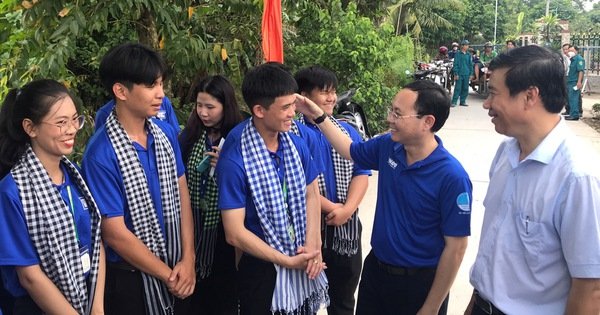 Lãnh đạo TP.HCM thăm chiến sĩ tình nguyện hè tại Đồng Tháp và An Giang